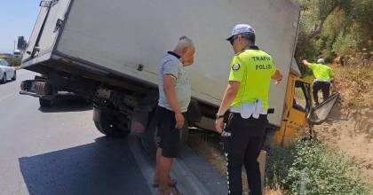 FRENİ PATLAYAN KAMYONET KANALA DÜŞTÜ