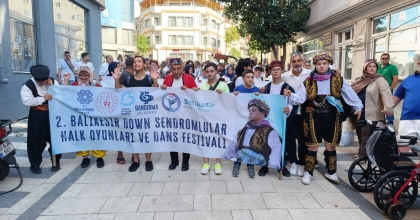DENİZLİ’NİN DOWN SENDROMLU ÇOCUKLARI FESTİVALE RENK KATTI
