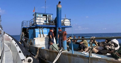 BALIKÇI TEKNESİNDE 120 DÜZENSİZ GÖÇMEN YAKALANDI  