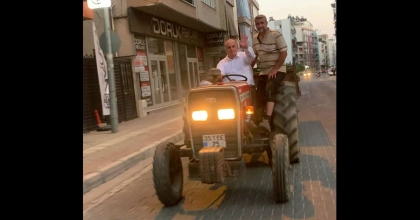 BAŞKAN KAYA TRAKTÖRÜYLE İLÇE SOKAKLARINDA GEZDİ