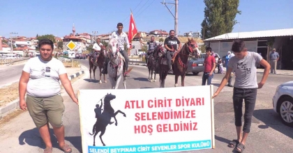 BAŞKAN ZEYREK İLÇE GİRİŞİNDE ATLI BİRLİKLERLE KARŞILANDI