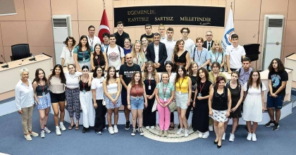 ÇAVUŞOĞLU DÜNYA GENÇLERİ İLE BULUŞTU