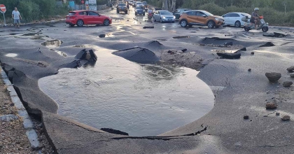 ANA İSALE HATTI PATLADI: DEV ÇUKUR OLUŞTU
