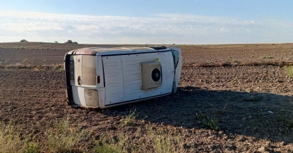 DEVRİLEN KAMYONETTEKİ 2 KİŞİ YARALANDI