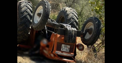DEVRİLEN TRAKTÖRÜN ALTINDA KALAN YAŞLI ADAM HAYATINI KAYBETTİ