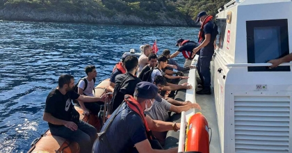 FETHİYE AZİZAĞA KOYUNDA 48 DÜZENSİZ GÖÇMEN YAKALANDI