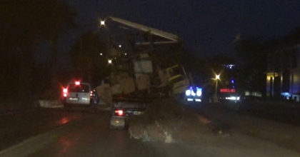 HURDA YÜKLÜ KAMYONET TRAFİKTE TEHLİKE SAÇTI