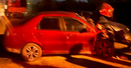 İKİ OTOMOBİL KAFA KAFAYA ÇARPIŞTI