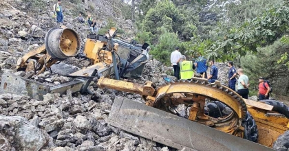 İŞ MAKİNESİ UÇURUMA YUVARLANDI, OPERATÖR CAN VERDİ  