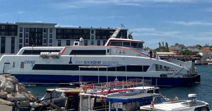 İZMİR'DE DENİZ SEFERLERİNE FIRTINA ENGELİ