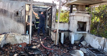 JANDARMANIN DİKKATİ EVİ ALEVLERDEN KURTARAMADI