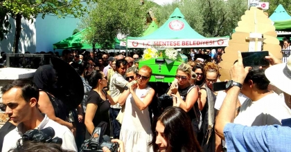 TABUTU KADINLARIN OMZUNDA TAŞINDI