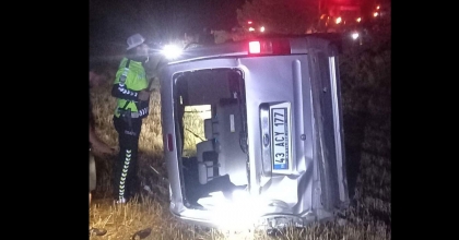 TARLAYA DEVRİLEN ARAÇTAN SAĞ ÇIKAMADI