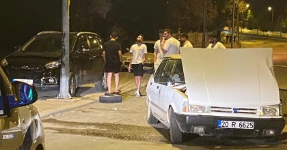 KONTROLÜ KAYBETTİ, PARK HALİNDEKİ ARAÇLARA ÇARPTI