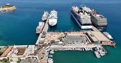 KUŞADASI'NA 5 KRUVAZİYER GEMİSİ BİRDEN YANAŞTI  