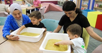 KÜTÜPHANEDE BEBEK VAR