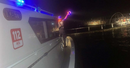 MİLAS AÇIKLARINDA 20 DÜZENSİZ GÖÇMEN VE BİR GÖÇMEN KAÇAKÇISI YAKALANDI