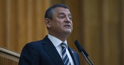 ÖZGÜR ÖZEL'İN AYAĞI KIRILDI