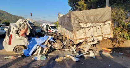 PARK HALİNDEKİ KAMYONA ARKADAN ÇARPTI