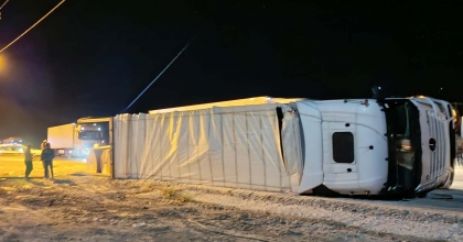 RULO KAĞIT YÜKLÜ TIR DEVRİLDİ  