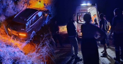 ŞARAMPOLE GİREN OTOMOBİLDE 5 KİŞİ YARALANDI