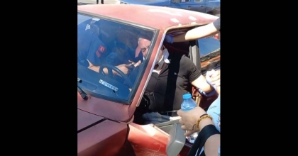 OTOMOBİLDE SIKIŞAN SÜRÜCÜYÜ İTFAİYE KURTARDI