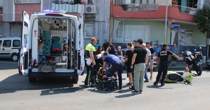 TERS YÖNDEN ÇIKTI, MOTOSİKLETE ÇARPIP KAÇTI