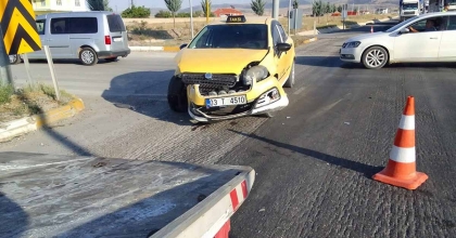 TİCARİ TAKSİ İLE OTOMOBİLİN ÇARPIŞTIĞI KAZADA 2 KİŞİ YARALANDI  