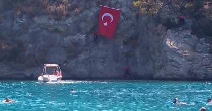  TÜRK BAYRAĞI DENİZDE, HAVADA VE KARADA DALGALANDI