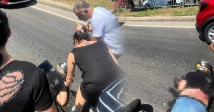 YOLCU MİNİBÜSÜNE ÇARPAN MOTOSİKLETLİ YAŞAMINI YİTİRDİ