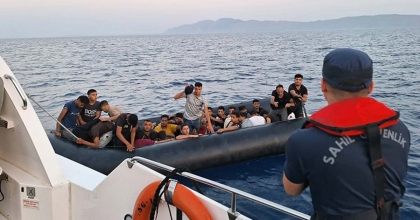 YUNANİSTAN’IN TÜRK KARASULARINA GERİ İTTİĞİ 31 DÜZENSİZ GÖÇMEN KURTARILDI