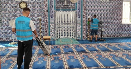 YÜKÜMLÜLER CAMİLERİ TEMİZLİYOR  