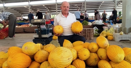 30 YILDAN BERİ YETİŞTİRDİĞİ KAVUN VE PATATESLE GEÇİMİNİ SAĞLIYOR  