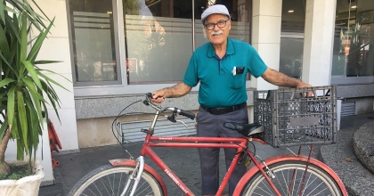 30 YILLIK MUHTAR BİSİKLETİYLE VATANDAŞA DERMAN OLUYOR