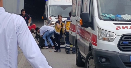  AFYONKARAHİSAR'DA OTOMOBİL BARİYERLERE ÇARPTI