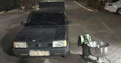 ARAÇ PLAKASINI ÇAMURLA KAPATAN HIRSIZLARA SUÇÜSTÜ