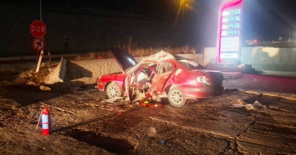 ARAÇTA SIKIŞAN SÜRÜCÜYÜ İTFAİYE EKİPLERİ KURTARDI