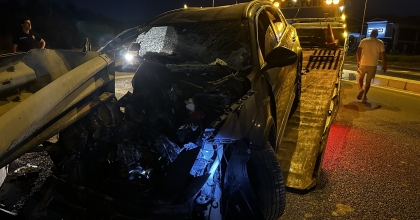 BARİYERLERE ÇARPAN ALKOLLÜ SÜRÜCÜ YARALANDI 