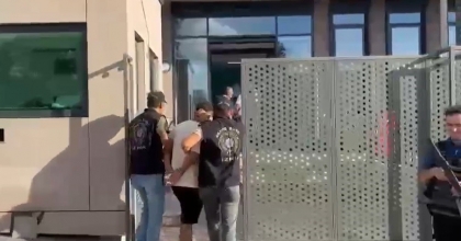 İZMİR GÜVEN TİMLERİ, SUÇ MAKİNESİNİ KISKIVRAK YAKALADI