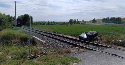YOLCU TRENİ HEMZEMİN GEÇİTTE TRAKTÖRE ÇARPTI