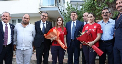 BAKAN TUNÇ ŞAMPİYONLARI ZİYARET ETTİ