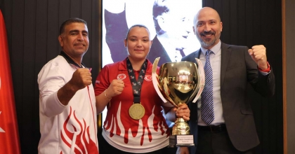 BAŞKAN ARIKAN, DÜNYA ŞAMPİYONU ÖZGE GÜDER’İ AĞIRLADI