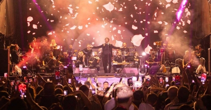 ÇİM KONSERLERİ'NDE MAHSUN KIRMIZIGÜL SAHNE ALDI