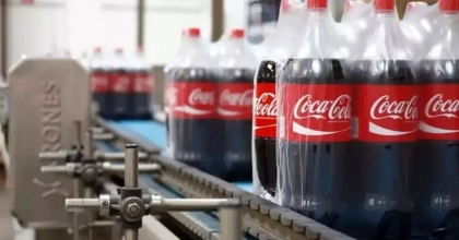 COCA-COLA İKİ ÜRÜNÜNÜ RAFLARDAN KALDIRIYOR