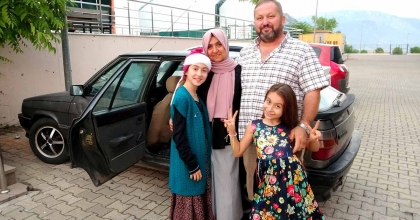 ÇOCUKLARININ EĞİTİMİ İÇİN HER GÜN 40 KİLOMETRE YOL KAT EDİYOR