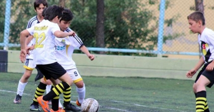 DENİZLİ’DE MİNİKLER SAHAYA İNİYOR