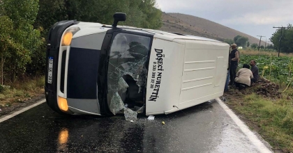 DEVRİLEN MİNİBÜSTE 10 KİŞİ YARALANDI  