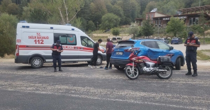 DOMANİÇ'TE OTOMOBİL İLE MOTOSİKLET ÇARPIŞTI: 1 YARALI