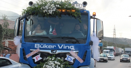 DAMAT, GELİNİ NİKAH MASASINA VİNÇLE GETİRDİ