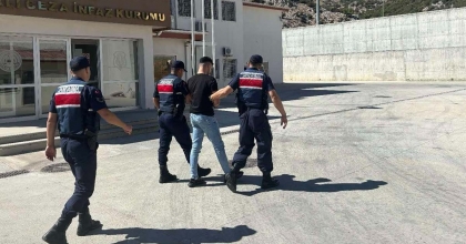 DÖRT AYRI SUÇTAN ARANIYORDU, KUŞADASI’NDA YAKALANDI